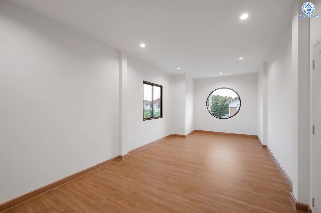 บ้านมือสองตกแต่งใหม่ โครงการ ลลิลอินเดอะพาร์ค บางใหญ่ บ้านเดี่ยว เนื้อที่ 54.60 ตร.ว. ฟังก์ชัน 3 ห้องนอน 2 ห้องน้ำ 1 ห้องอเนกประสงค์ 1 ที่จอดรถ บนทำเลเดินทางสะดวก ใกล้เซ็นทรัลเวสต์เกต ทางด่วน "กาญจนาภิเษก และรถไฟฟ้าสายสีม่วง "สถานีตลาดบางใหญ่"...